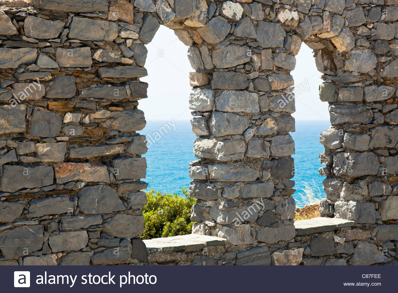 vista-al-mar-por-el-viejo-castillo-de-piedra-windows-portovenere-italia-c87fee
