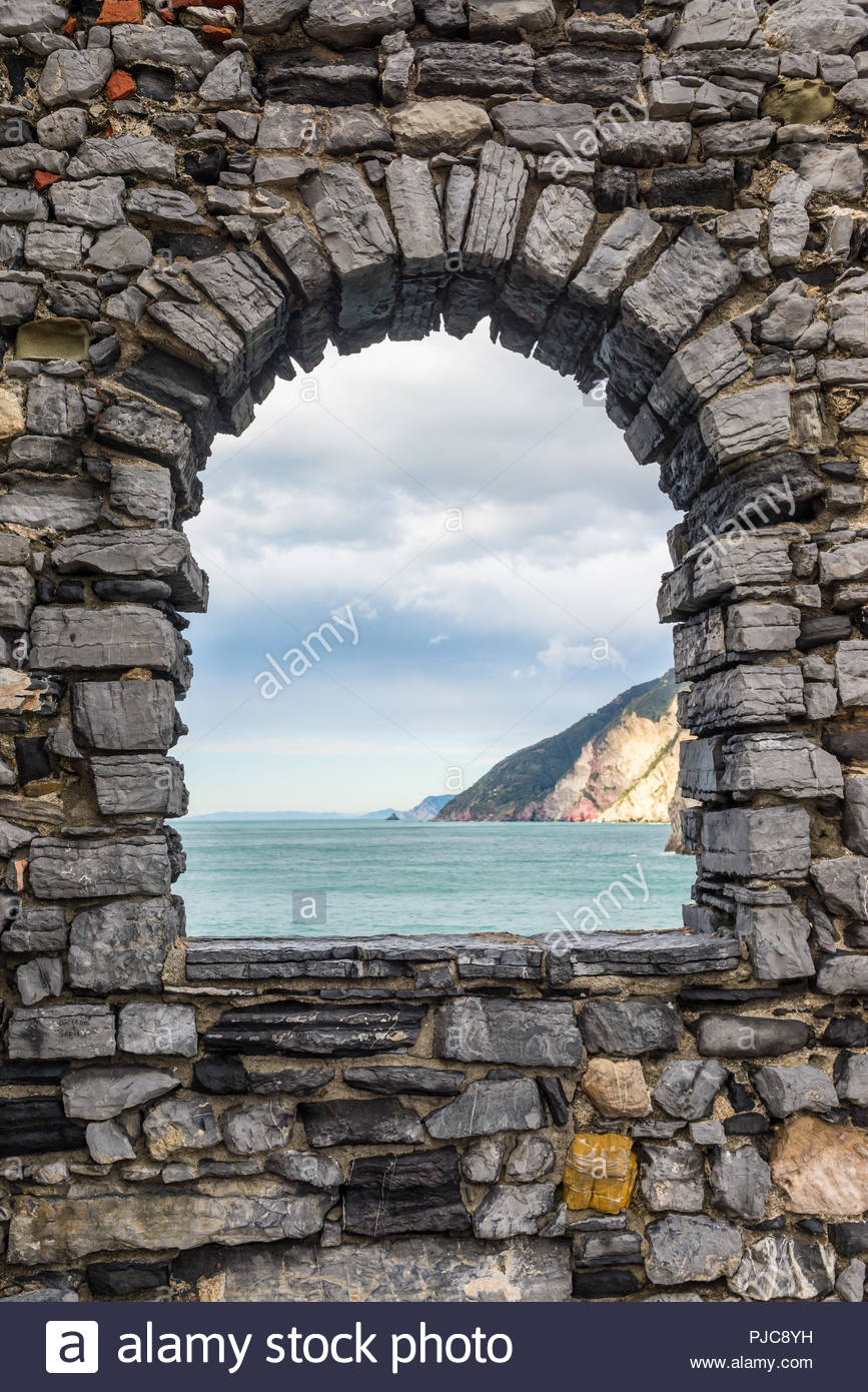 vista-mare-da-una-finestra-di-pietra-di-un-vecchio-rudere-muro-di-castello-di-portovenere-liguria-italia-pjc8yh